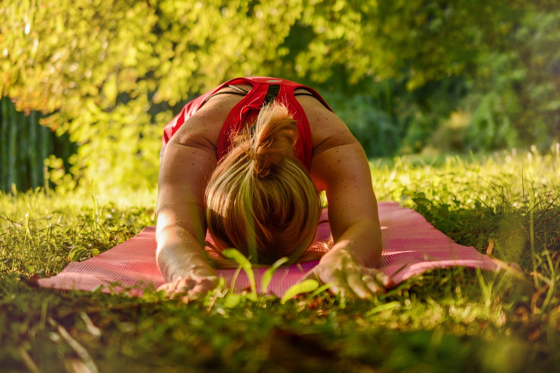 yoga-2662237_1920 Frau auf Wiese